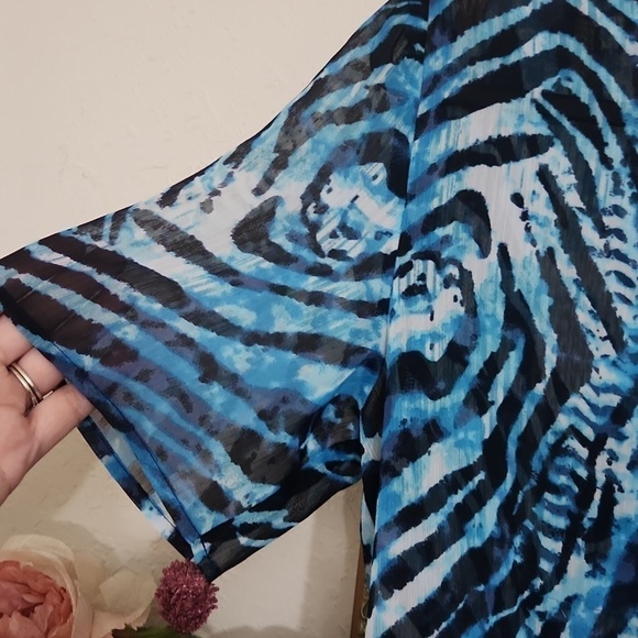 Chicos Abstract Print Top in sheer material And Beading Small Career office - Picture 5 of 10